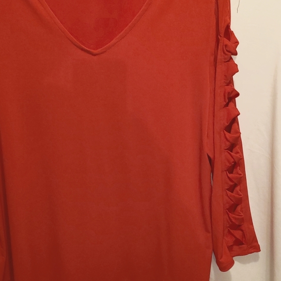 SUSAN GARVER RED TOP WITH SLICED AND TWISTED ON ARM. - Picture 4 of 5